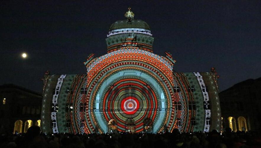 LED光源扮靓夜空 各地灯光节大“PK”