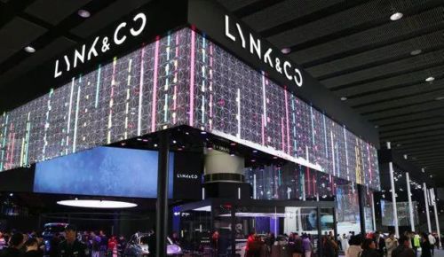 北京国际车展：全场冰屏霸屏 花式创意打擂