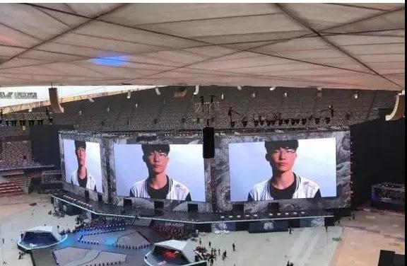 大吉大利 今晚吃鸡！在超大LED显示屏上“吃鸡” 是种什么样的体验