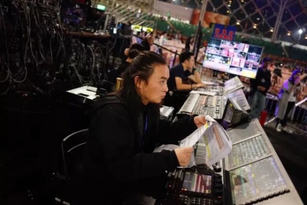 谁声势夺人？2018年三大卫视跨年晚会舞台PK！