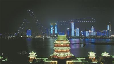 庆国庆！南昌滕王阁景区 百余无人机组队灯光秀