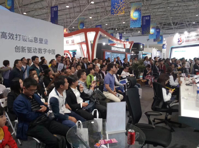 联建光电智慧LED可视化大数据显示系统亮相数博会,各位看官可还看得够? 联建光电智慧LED可视化大数据显示系统亮相数博会,各位看官可还看得够?