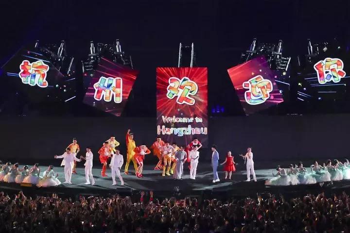 智能机器人+LED屏演绎最美《杭州8分钟》！