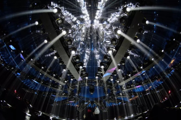 谁声势夺人？2018年三大卫视跨年晚会舞台PK！