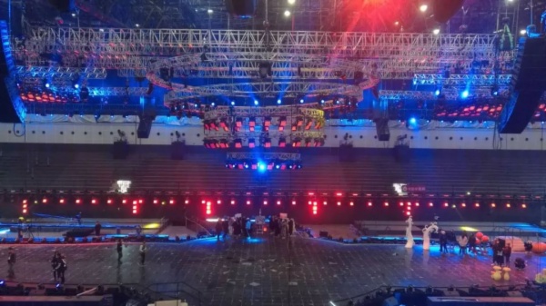 谁声势夺人？2018年三大卫视跨年晚会舞台PK！