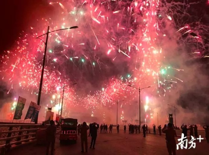 港珠澳大桥灯光效果图大曝光：彩色智能路灯惹眼！