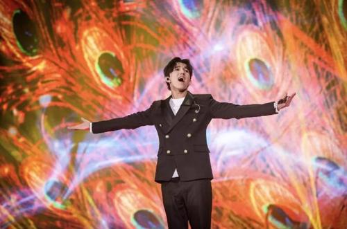 明星也为它打Call!微博之夜舞台有魔性 明星也为它打Call!微博之夜舞台有魔性