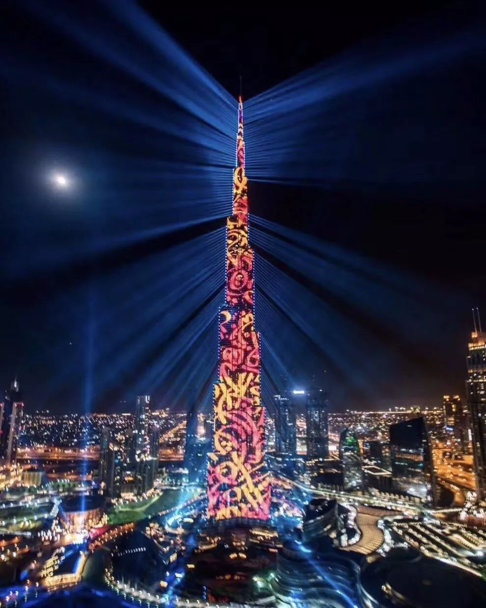 2018跨年迪拜壕气冲天！激光表演破吉尼斯纪录！