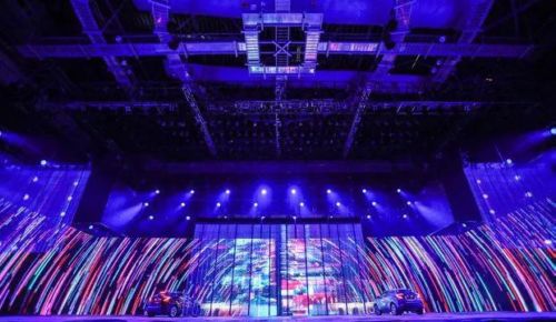 北京国际车展：全场冰屏霸屏 花式创意打擂