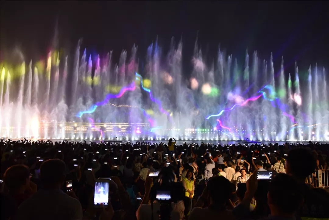 LED光源扮靓夜空 各地灯光节大“PK”