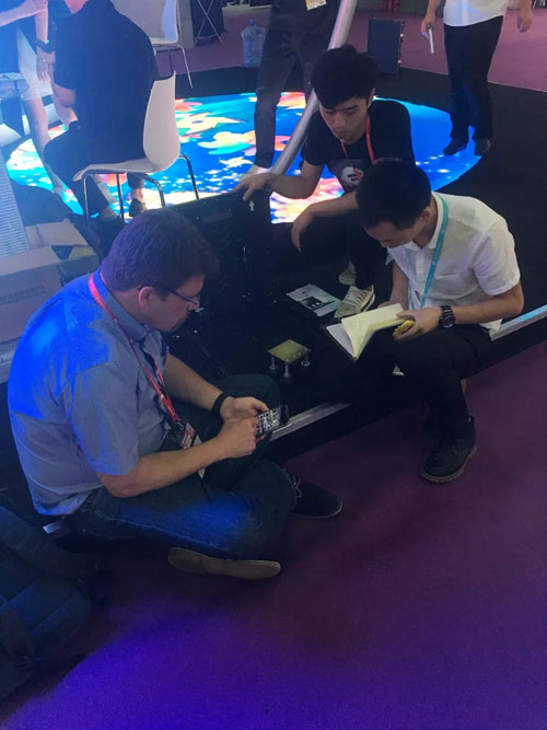 鼎力显示：三足鼎立 逐鹿世界！智慧互动LED地砖屏火爆上海展