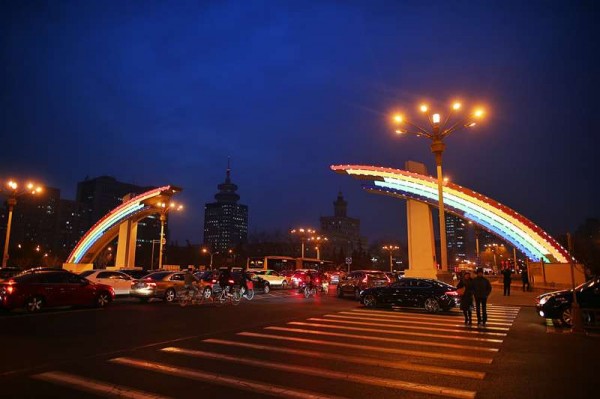 北京长安街新彩虹门正式“回归” 全彩LED光源点亮“两门”