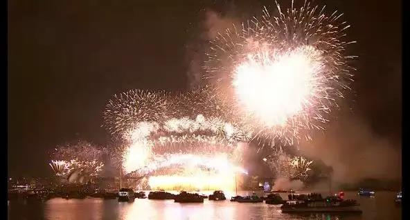 精彩瞬间：悉尼2018跨年—3000种灯光效果与8吨烟花汇演！