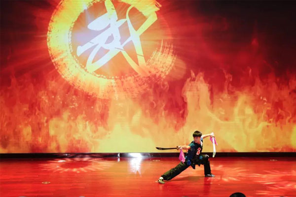 联建光电LED高清大屏献礼利君企业80周年庆典