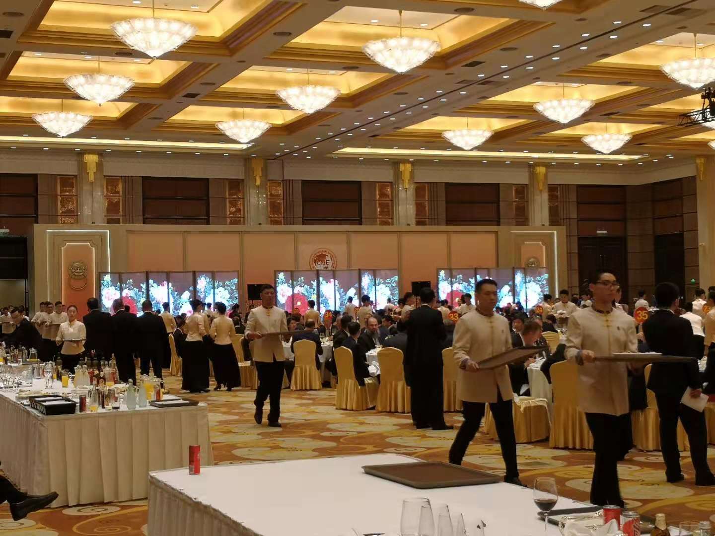 铁歌贴膜屏助力首届进博会迎宴会 彰显中国创新