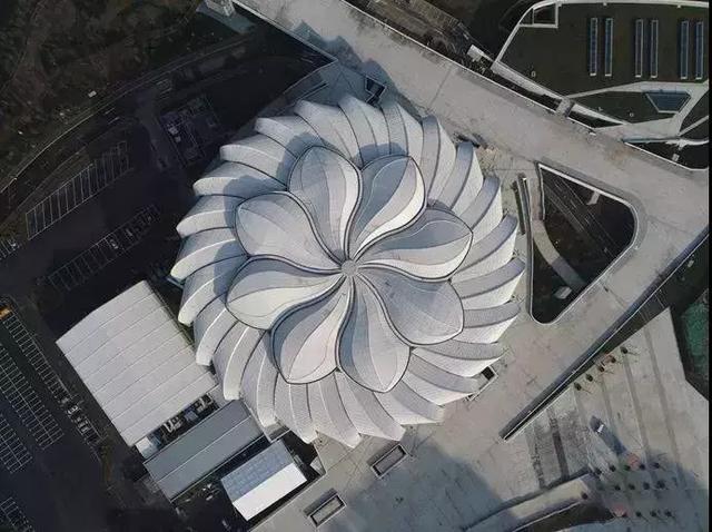 耗资11亿、重达1280吨、40米高空上的“莲花”建筑开花了！