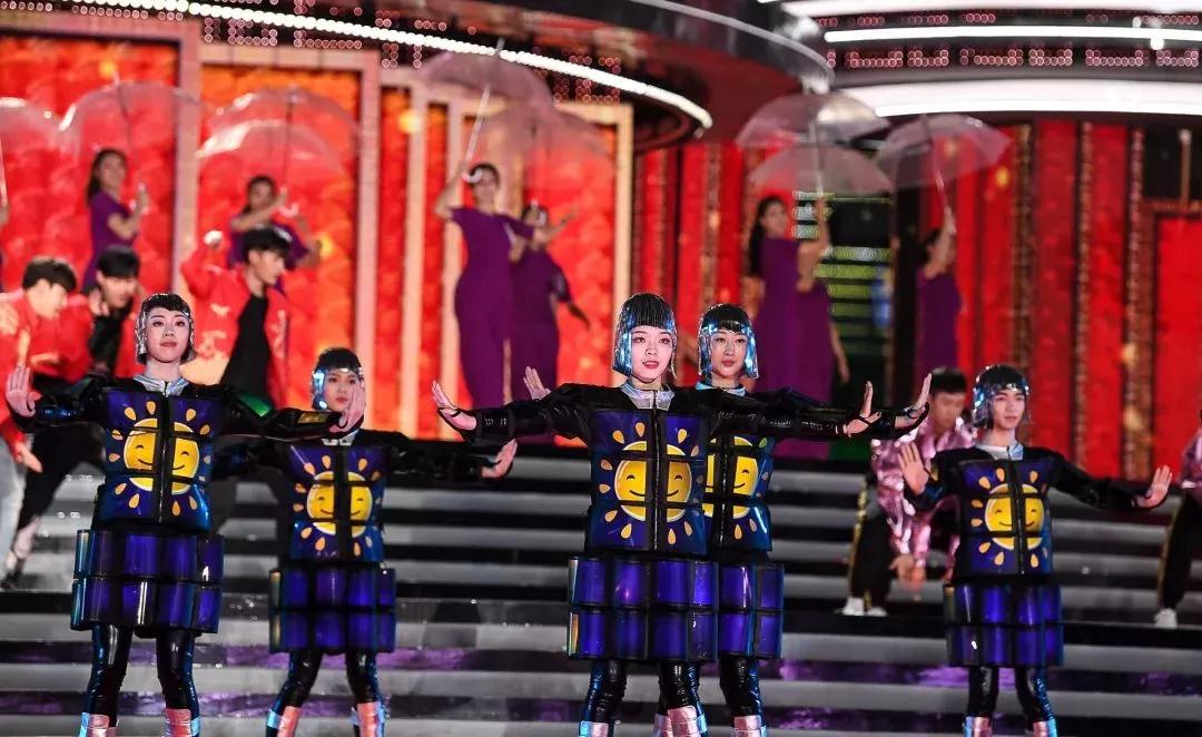 5885㎡用屏量！深圳春晚申请吉尼斯世界纪录，点燃LED柔性屏的第一把火