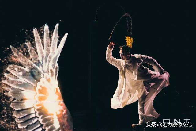 悟空七十二变 VS 舞台机械臂+纱幕投影+LED影像，哪家强？