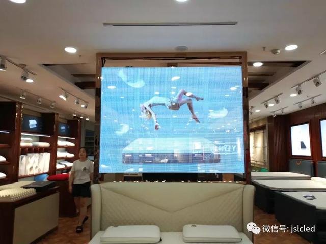 从“吸睛”到“吸金” 透明屏助力品牌店铺