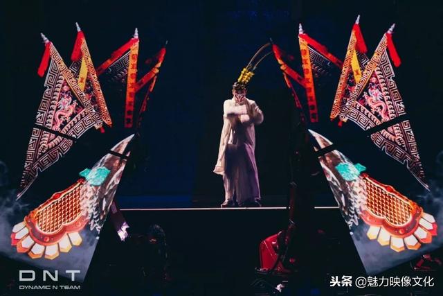 悟空七十二变 VS 舞台机械臂+纱幕投影+LED影像，哪家强？