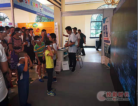 胜龙股份不闪式3D-LED立体显示产品亮相上海科博会