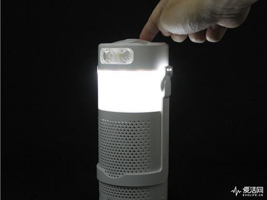 自带LED灯的手机充电器 靠水和盐来发电 自带LED灯的手机充电器 靠水和盐来发电