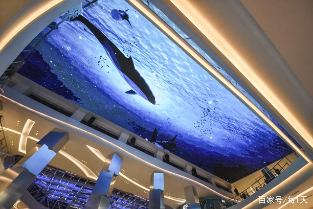 西安大雁塔旁新建商场巨型LED天幕如造梦空间