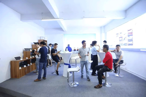 强力巨彩显示屏体验中心落地海南