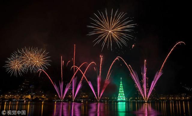 世界最大圣诞树在巴西里约点亮 90万个LED灯闪耀黑夜
