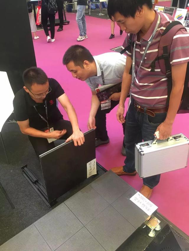 鼎力显示上海国际LED展圆满落幕,智慧LED地砖屏立足中国问鼎世界 鼎力显示上海国际LED展圆满落幕,智慧LED地砖屏立足中国问鼎世界