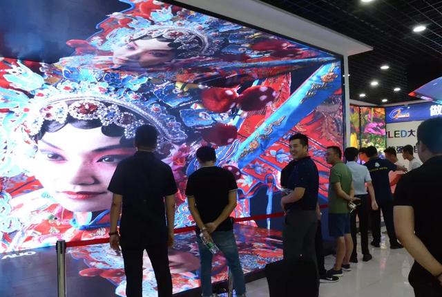 这个夏天什么最火？强力巨彩LED显示屏体验中心告诉您