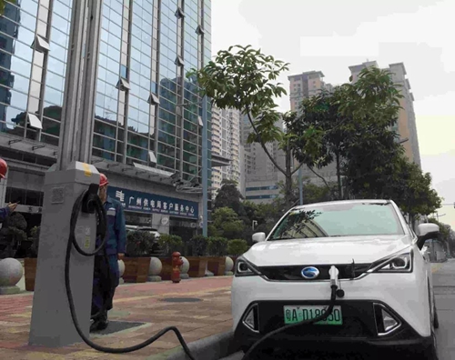 广州点亮首批智慧路灯，具备连接5G、给车充电等特点