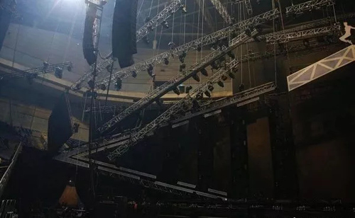 萧敬腾演唱会彩排大型LED显示屏险掉落 舞台安全事故何时才能罢休？