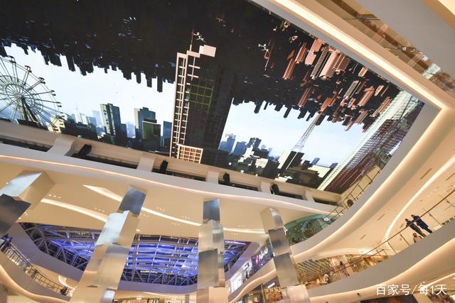 西安大雁塔旁新建商场巨型LED天幕如造梦空间