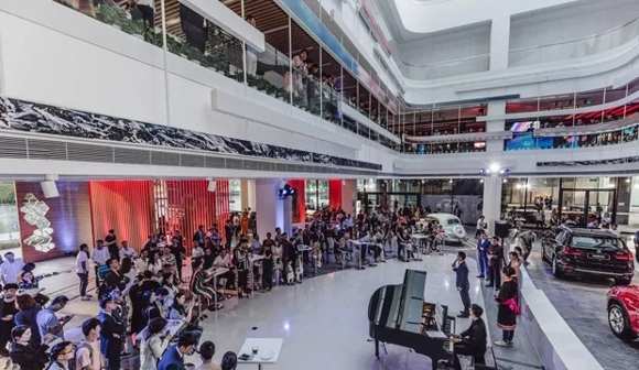 冰屏为宝马集团打造超科幻4S概念店