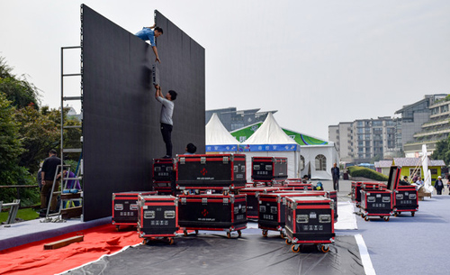 萧敬腾演唱会彩排大型LED显示屏险掉落 舞台安全事故何时才能罢休？