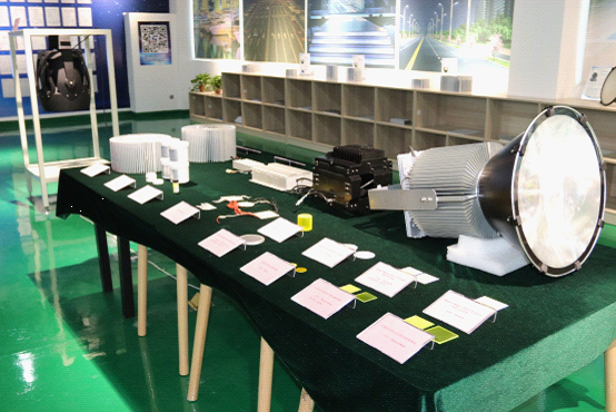 打破垄断 世界首个千瓦级高功率密度LED体育场馆灯正式下线