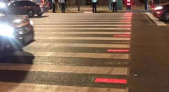上海13个路口安装新型LED行人过街系统