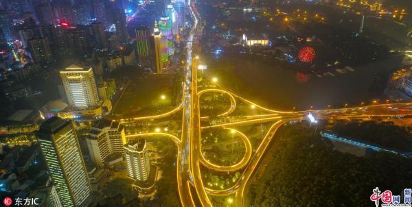 喜迎新春佳节 航拍3万条LED灯首次点“靓”海口 喜迎新春佳节 航拍3万条LED灯首次点“靓”海口