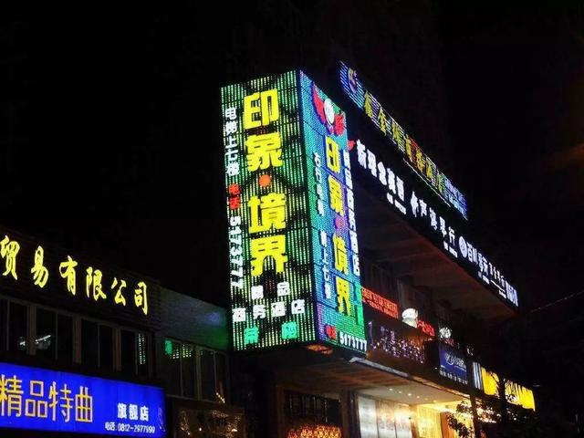 LED玻璃屏进入成熟高速发展期，LED灯条屏将何去何从