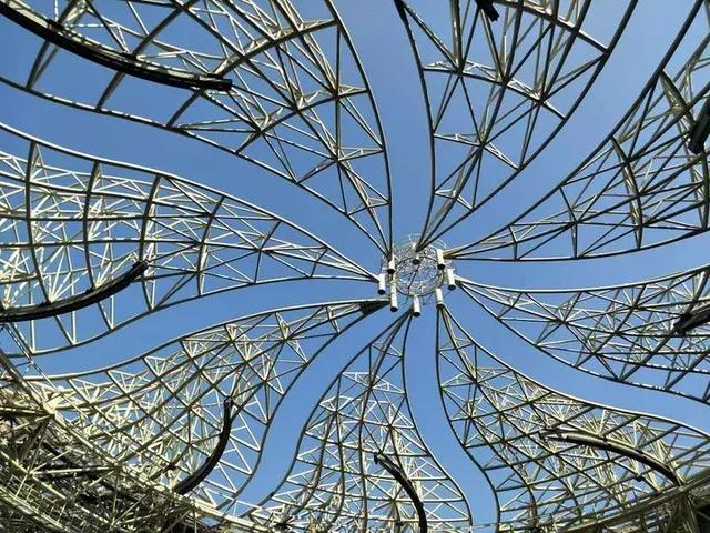 耗资11亿、重达1280吨、40米高空上的“莲花”建筑开花了！