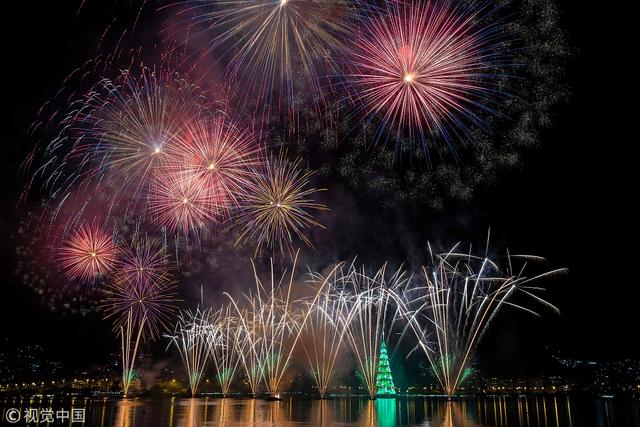 世界最大圣诞树在巴西里约点亮 90万个LED灯闪耀黑夜