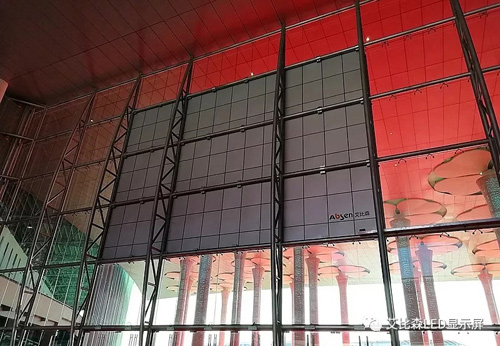 艾比森“霸屏”进博会 向世界展示中国光彩