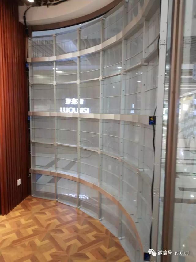 从“吸睛”到“吸金” 透明屏助力品牌店铺