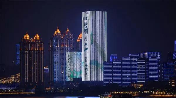 长江灯光秀+水陆空光影大秀，武汉再一次C位霸屏！