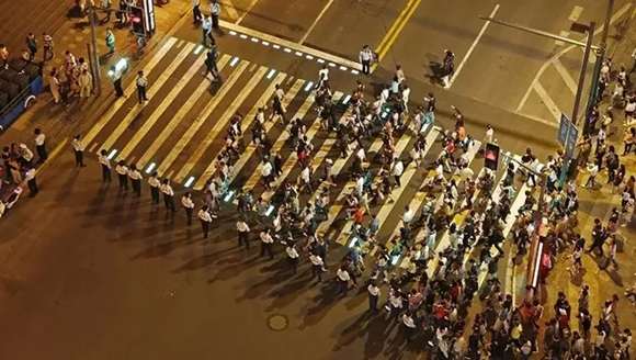 上海13个路口安装新型LED行人过街系统