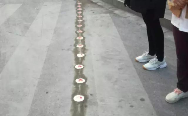 斑马线前端设LED灯 到底为什么？