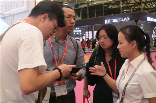 展会专访丨鑫彩晨：不间断的创新突破，柔性显示屏开启更多，更广的应用领域