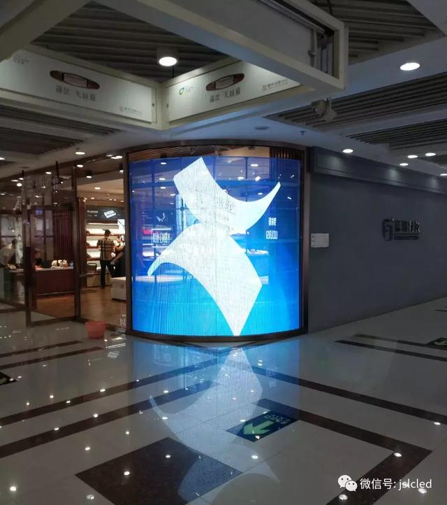 从“吸睛”到“吸金” 透明屏助力品牌店铺