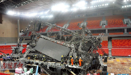 萧敬腾演唱会彩排大型LED显示屏险掉落 舞台安全事故何时才能罢休？